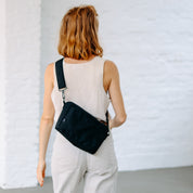 Handtasche Leni aus schwarzer Cordura von Anna und Oskar. Ideale Handtasche für Regenschirm, Trinkflasche oder Shopper.