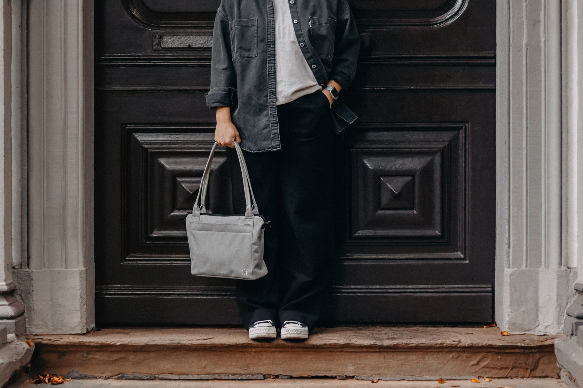 Tote-Bag-Paula_Hellgrau_Caro_AnnaundOskar-16_e2e75ece-23fb-4415-8e8c-321808dcf0da.jpg