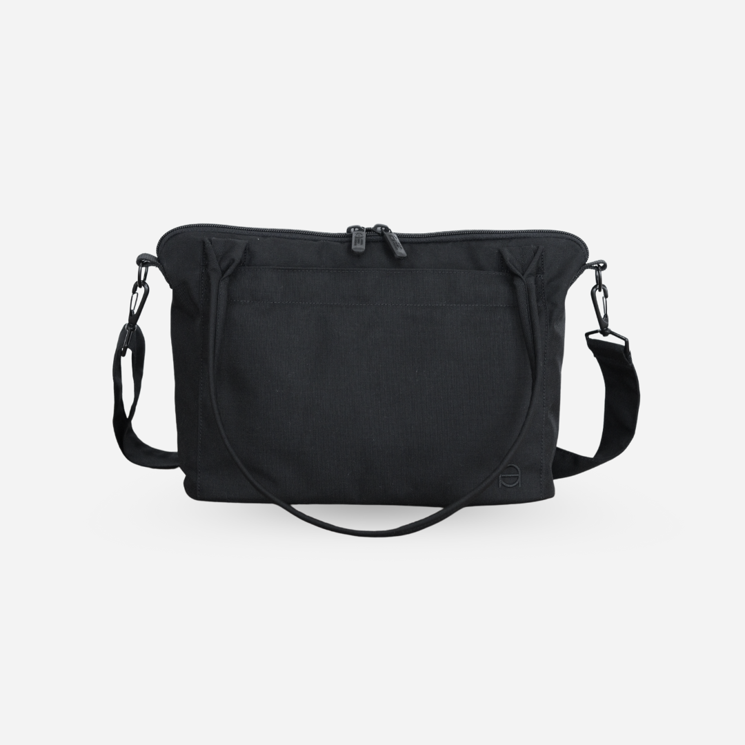 Schwarze Handtasche zum Umhängen von Anna und Oskar. Nachhaltig. Fair produziert. 