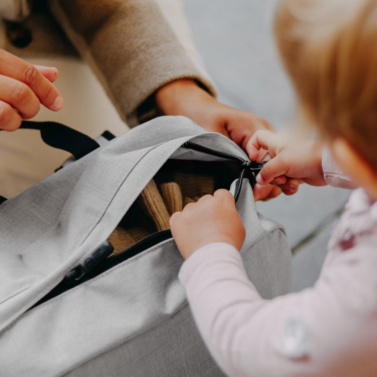 Großer Rucksack mit Zwei-Wege-Reißverschluss.  Fair produziert, unisex und zeitlos. 