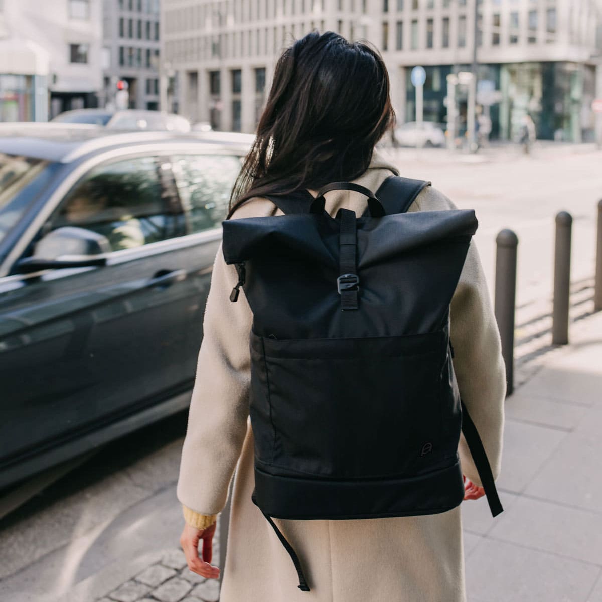 Großer Familienrucksack Hugo in schwarz mit Rolltop. Fair produziert. Robust, unisex, wasserabweisend