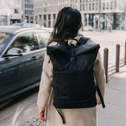 Großer Familienrucksack Hugo in schwarz mit Rolltop. Fair produziert. Robust, unisex, wasserabweisend