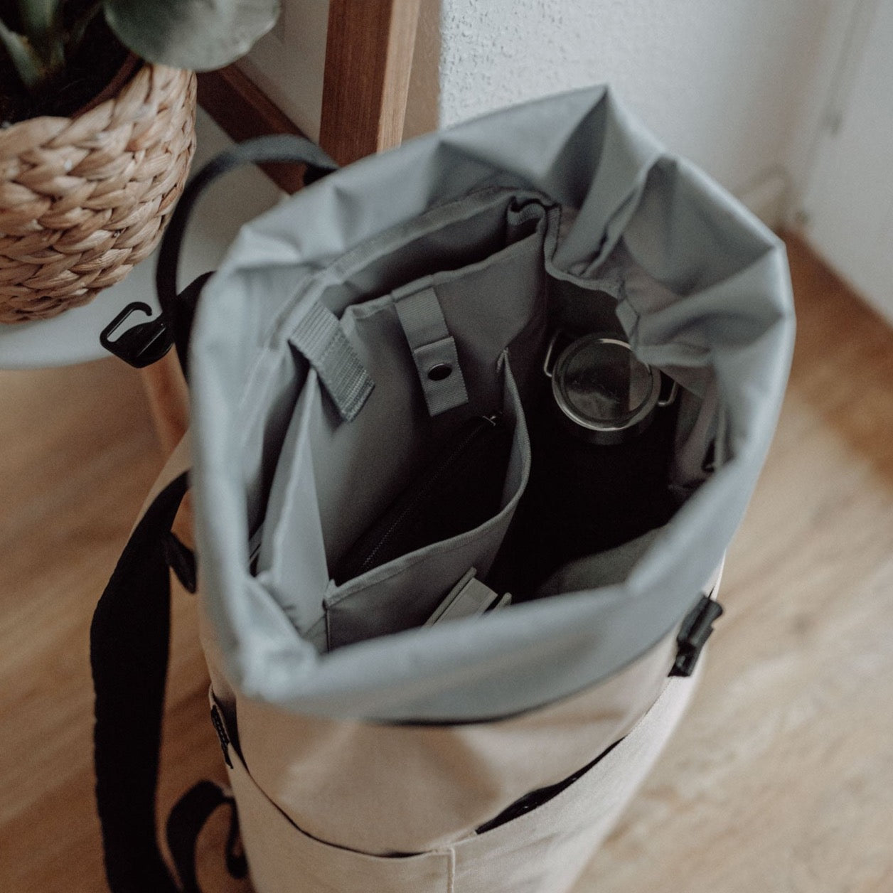 Großer Wickelrucksack Hugo in sand beige mit Rolltop. Fair produziert aus recyceltem PES. Robust, unisex, wasserabweisend